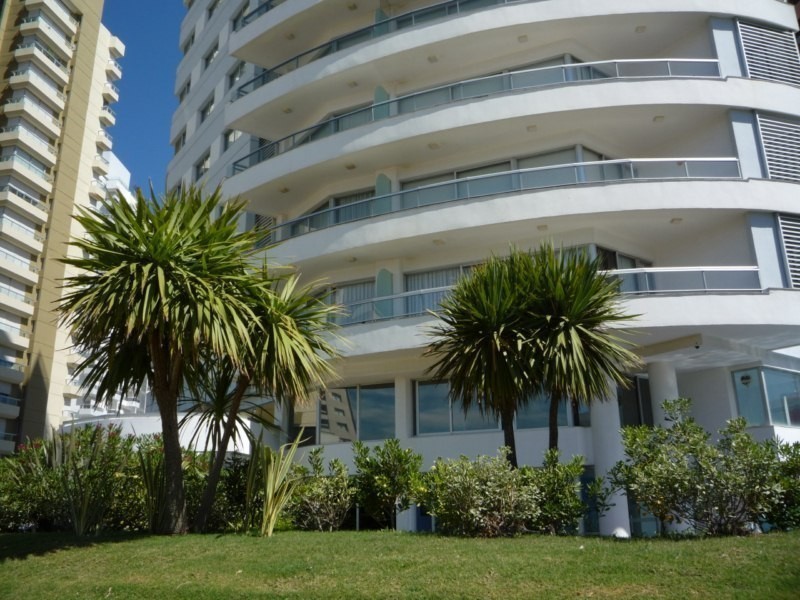 Magnifico Pent House en alquiler con vistas a la Playa Brava y entorno.